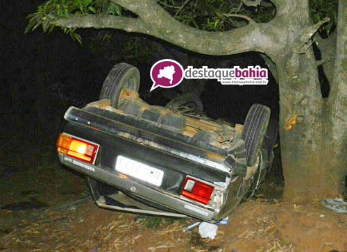 Veículo sai da pista e cai em ribanceira de 15 metros de altura