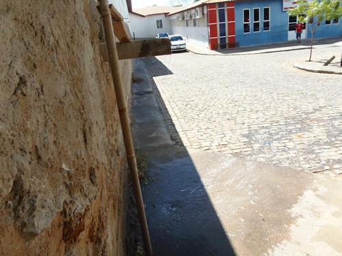 Após repercussão de matéria produzida pelo Destaquebahia, Bica que despeja dejetos do Lacen no PS do Hospital será retirada