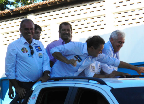 Em carreata, ao lado de Rui Costa e Otto Alencar, Zé Ribeiro recebeu o carisma da população brumadense