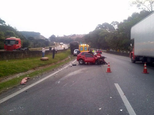 MG: Acidente entre carro e ônibus da Banda Tihuana mata motorista