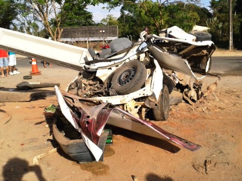 Teixeira de Freitas: Duas pessoas morrem após carro bater em poste na BA-290