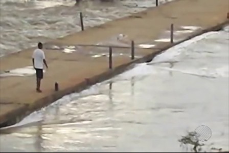 Jussiape: Após estiagem, chuva eleva barragem e faz rio transbordar