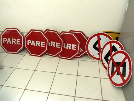  Placas de sinalização retiradas por vândalos são recolhidas pelo DTTU 