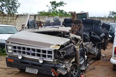 Acidente entre Van e Carreta deixa nove pessoas feridas e quatro mortas.
