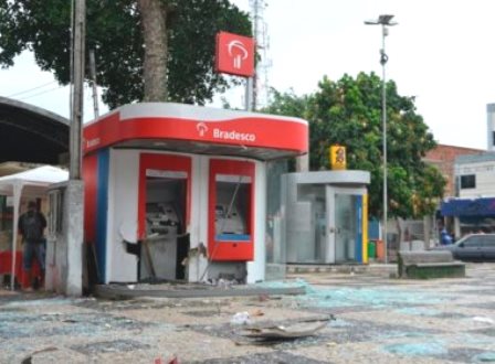 Feira de Santana: Caixas eletrônicos são explodidos durante assalto 