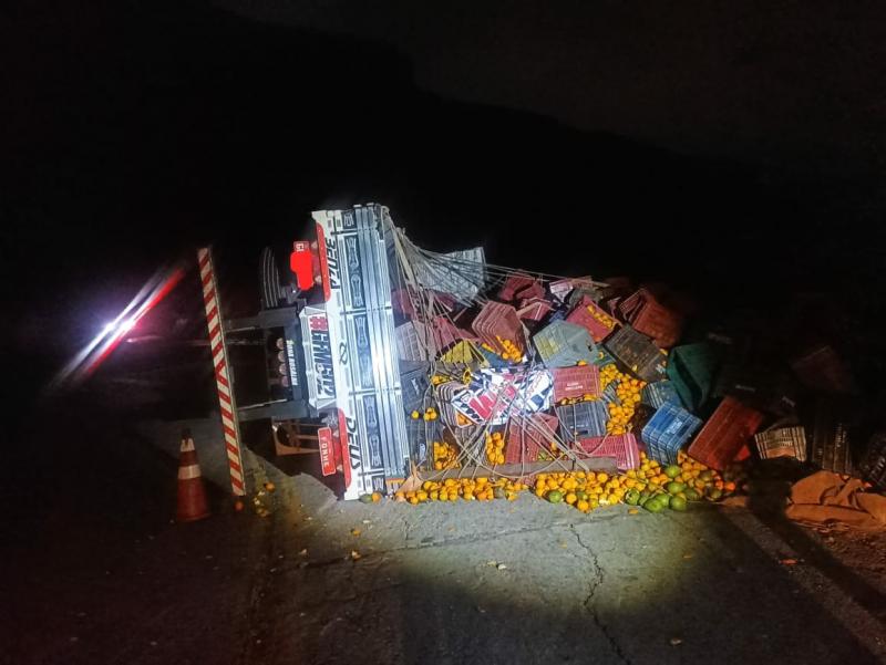 Caminhão tomba na BA-148 em Rio de Contas deixando três feridos