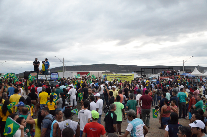 Brumadenses tomam as ruas e vão ao encontro dos caminhoneiros em protesto contra o preço dos combustíveis
