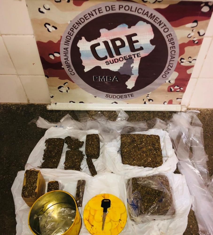 Um homem é preso e um menor apreendido pela Cipe Sudoeste com grande quantidade de drogas em Brumado