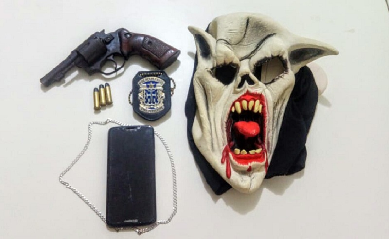 Bandido que usava máscara de demônio para assaltar é preso; moto, arma e munições foram apreendidas