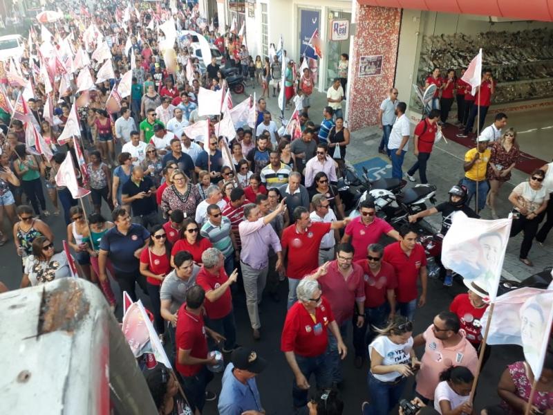 Rui costa percorre ruas de Brumado em ato de Campanha