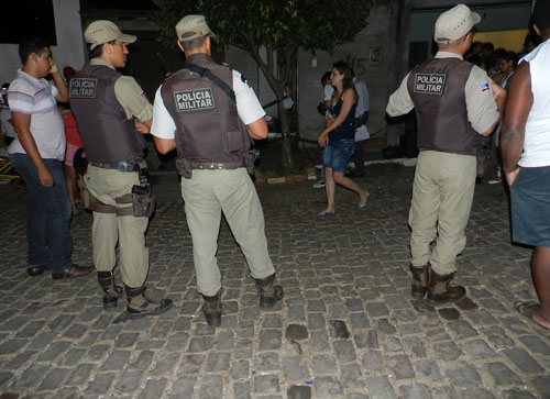 Criança morre imprensada em uma árvore por carro desgovernado