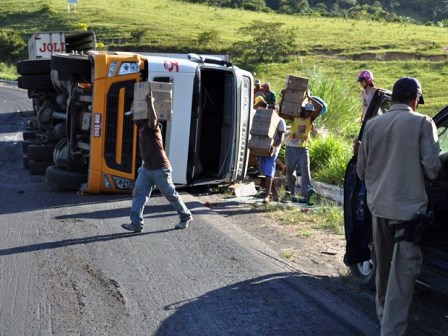 Itamaraju: Carreta com produtos de limpeza tomba na BR-101; carga é saqueada