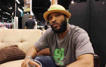 Cantor de rap corta o pênis, se joga de prédio, mas sobrevive