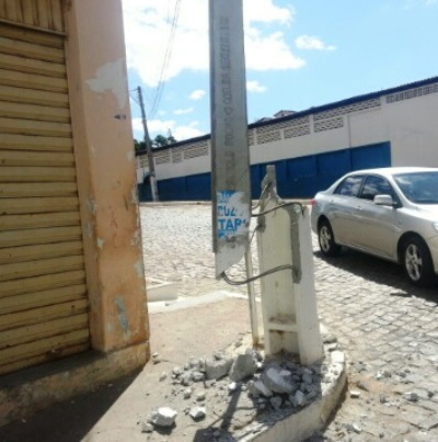 Caminhão colide contra poste e moradores ficam sem energia no Bairro São Félix