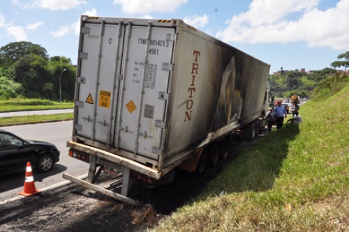 Carreta pega fogo na BR-324