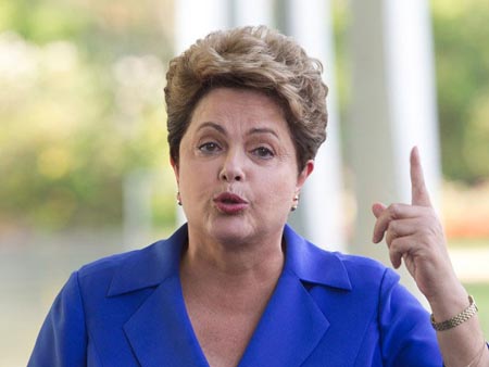 Pela primeira vez, Dilma admite desvios na Petrobras