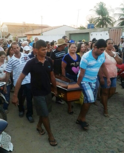 Homem morto a facada é sepultado sob forte comoção