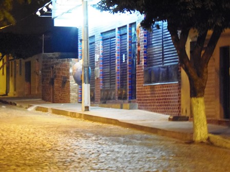 Menores armados assaltam supermercado no Bairro das Flores