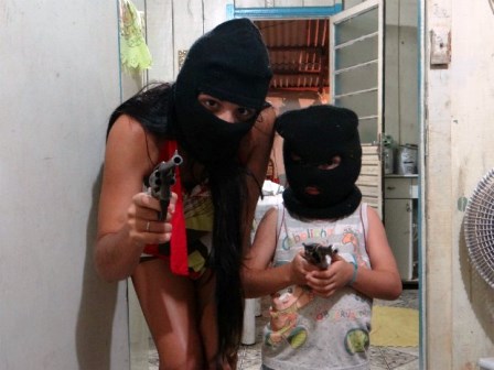 Paraná: Adolescente e criança posam para fotos com capuz e armas nas mãos