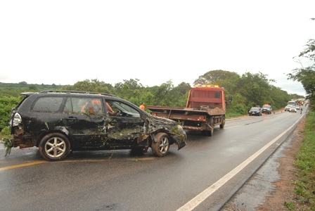 BR-030: Carro bate em viatura da Polícia Civil no mesmo local do acidente entre Van e Carreta