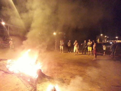 Moradores incendeiam madeiras e pneus em protesto no Bairro Santa tereza