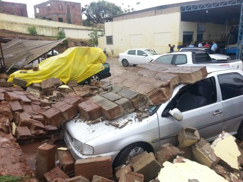 Muro da garagem da Novo Horizonte Cai e danifica vários veículos