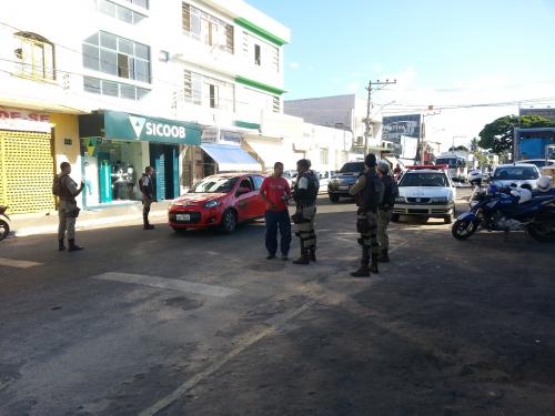 Polícia Militar realiza blitz no centro da cidade