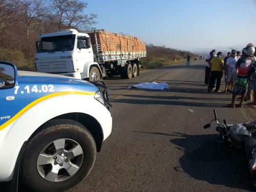 Motociclista morre após colidir na traseira de caminhão na BA - 148, próximo a Lagoa Funda