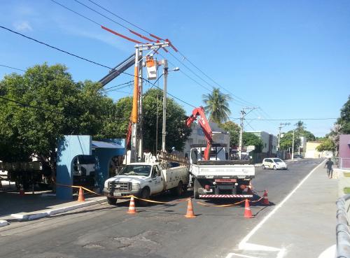 Poste atingido por caminhão na praça Armindo Azevedo em Brumado é substituído