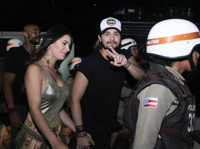 Carnaval na Bahia: Escoltados pela PM, Luan Santana e namorada chegam a camarote