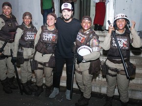 Carnaval na Bahia: Escoltados pela PM, Luan Santana e namorada chegam a camarote