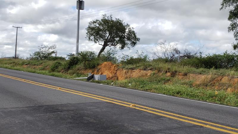 Radar da BA-142 próximo a rotatória de Tanhaçu é derrubado