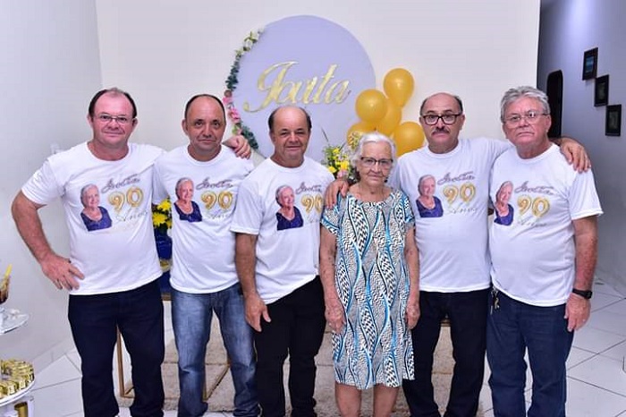 Feliz aniversário: Dona Jovita comemorou com amigos e familiares seus 90 anos de idade