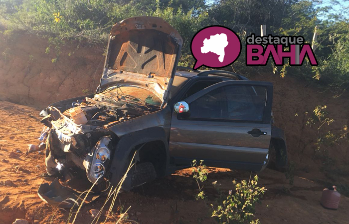 Carro fica destruído após capotamento na BA – 623, trecho entre Vila Mariana e Maetinga