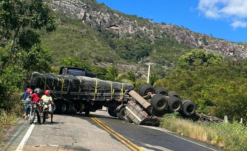 Carreta tomba na BA-148 entre Livramento e Rio de Contas