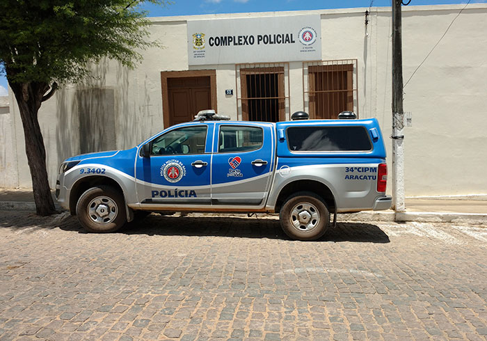 Bandidos arrombam garagem, roubam veículo e outros produtos em Aracatu