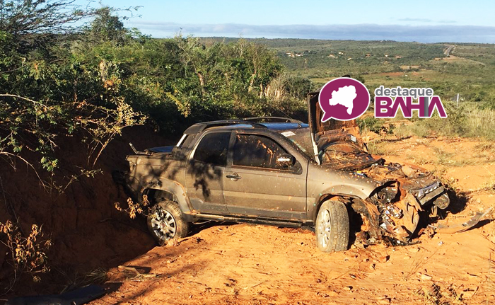 Carro fica destruído após capotamento na BA – 623, trecho entre Vila Mariana e Maetinga