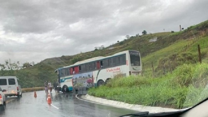 Ônibus bate de frente com carreta em Vitória da Conquista; ninguém ficou ferido