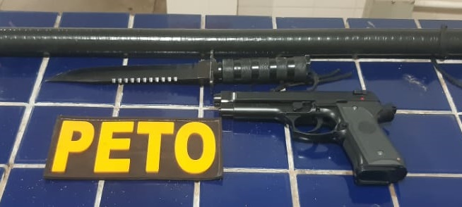 Homem é detido após ser acusado de ameaçar vizinho com faca de pesca e arma de brinquedo em Brumado