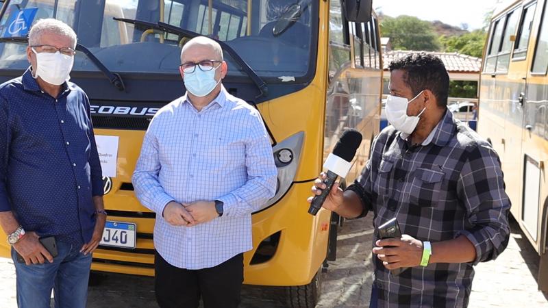 Município de Jânio Quadros recebe Ônibus Escolar durante inauguração da Policlínica em Brumado, veja o vídeo da entrevista com o prefeito Lélio Júnior