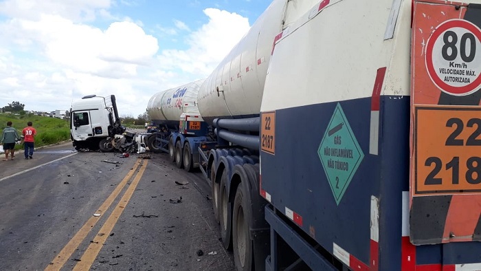 Homem morre após batida entre carro e carreta-tanque na BR-101