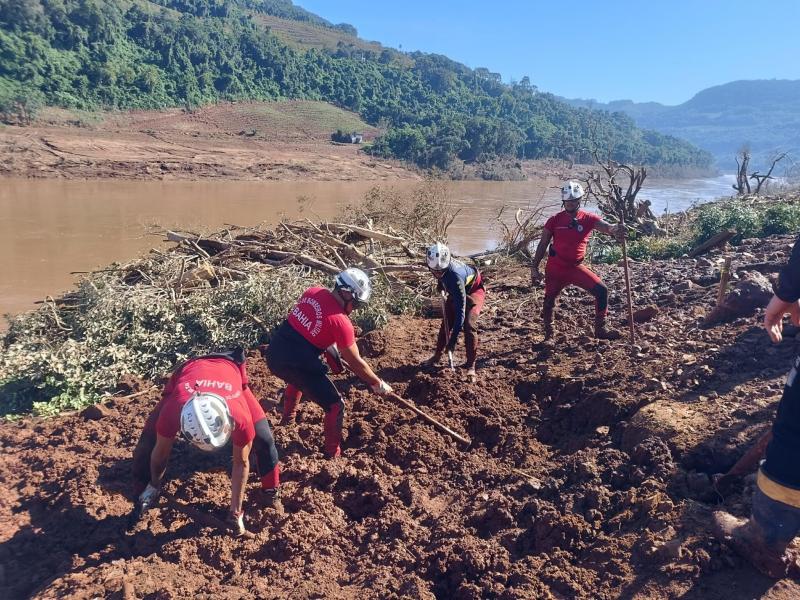 Em cinco dias de atuação, bombeiros da Bahia resgataram mais de 212 pessoas e 20 animais no RS