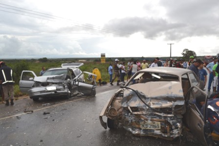 MOTORISTA FICA PRESO ÀS FERRAGENS EM GRAVE ACIDENTE NA BA-262, ENTRE ANAGÉ E VITÓRIA DA CONQUISTA