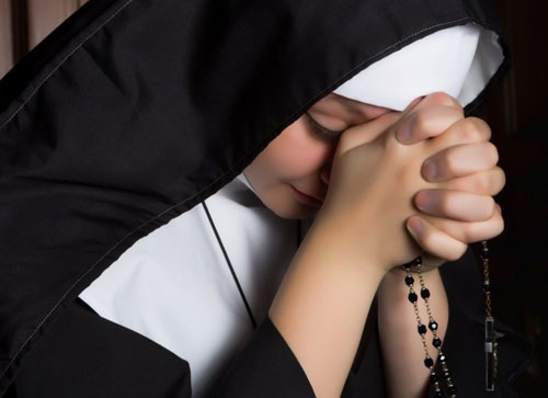 Freira vai ao hospital com dor de estômago e entra em trabalho de parto