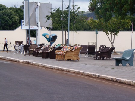 Por falta de fiscalização praças se transformam em lojas a céu aberto 