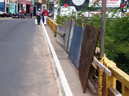 Estrutura da ponte continua com tapumes desde acidente com veiculo