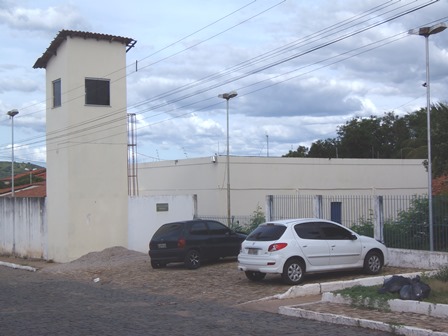 Menores são flagrados por câmera de segurança tentando jogar drogas para detentos e são apreendidos em flagrante