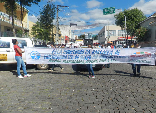 Passeata faz referência ao dia da água e protesta contra construção de barragens em nascentes do Rio das Contas