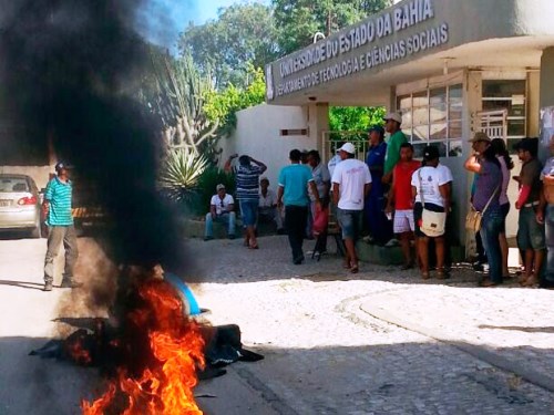 Juazeiro: Funcionários terceirizados da UNEB realizam protesto