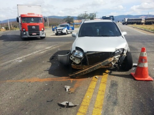 Acidente entre dois veículos na rótula da BA-262 e a BR-030